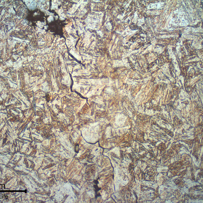 Micrographic detail of the longitudinal cracks in the middle of the bolt, that generaate the secondary cracks that appear at the fracture surface.