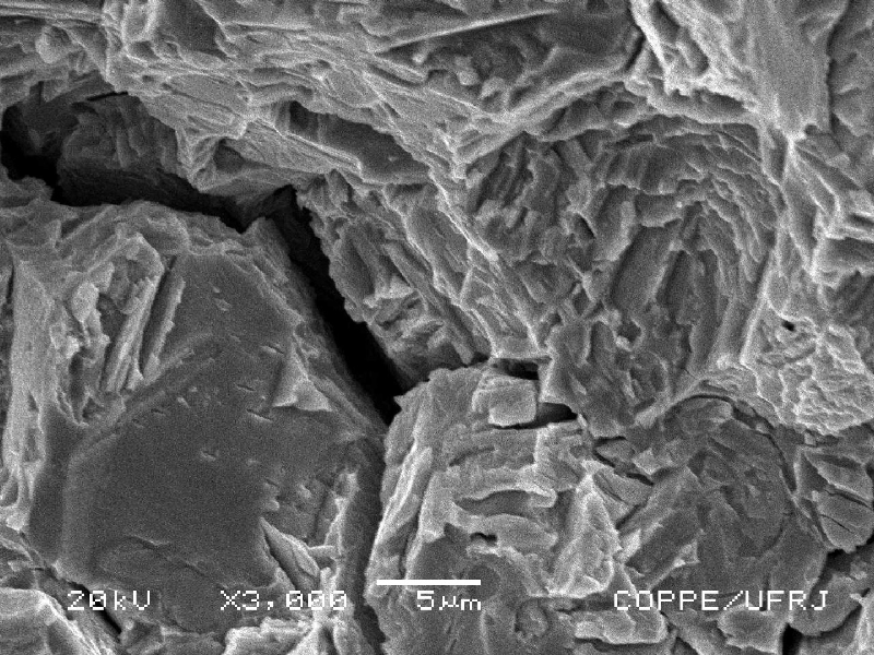 The fracture of the stud presented both intergranular and transgranular aspects.