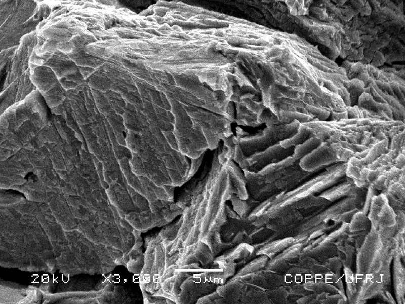 Transgranular brittle aspect of the stud fracture surface.  Evidences of hydrogen embrittlement.