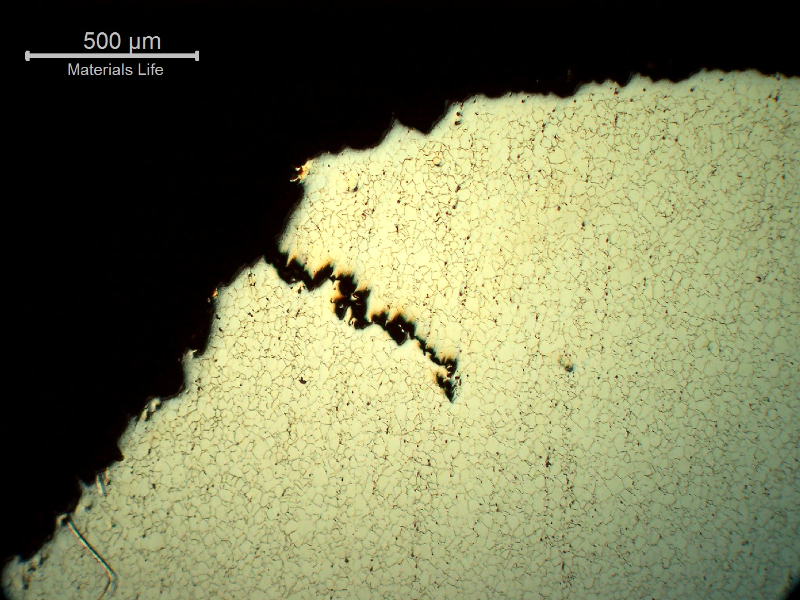 Micrography of a longitudinal section of the stud, at the fracture surface, in the thread.