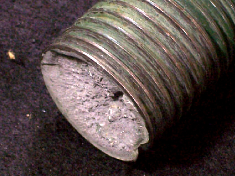Macroscopic aspect of the stud that broke transverse to the axis, at the bottom of the thread fillet, presenting a brittle aspect.