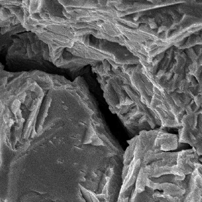 The fracture of the stud presented both intergranular and transgranular aspects.