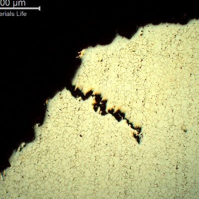 Micrography of a longitudinal section of the stud, at the fracture surface, in the thread.