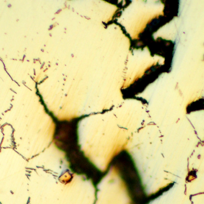 Micrographic detail of a longitudinal section of the stud, at the fracture surface, in the thread. It is possible to see primary precipitates (yellow) already cracked and intergranular propagation.