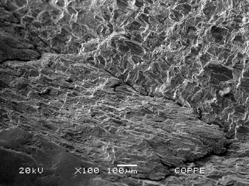 The low magnification fractography by SEM shows a brittle fracture of the spring wire, with several secondary cracks.
