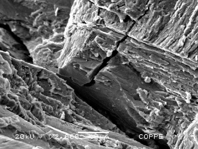 The spring presents intergranular and transgranular brittle aspects in the fracture surface.