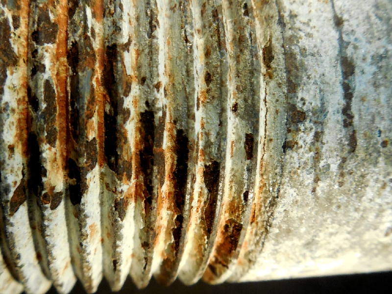 Aspect of the bolt surface with a detail of a secondary crack at the first thread fillet, close to the bolt head.
