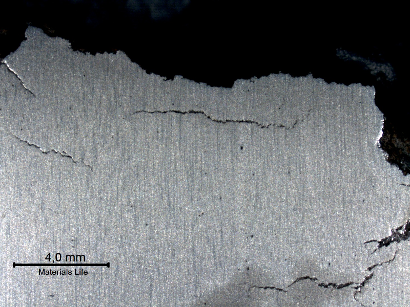 Several secondary cracks in the broken bolt, responsible for the irregular shape of the fracture, that presentes brittle cracks in the transverse and longitudinal directions.