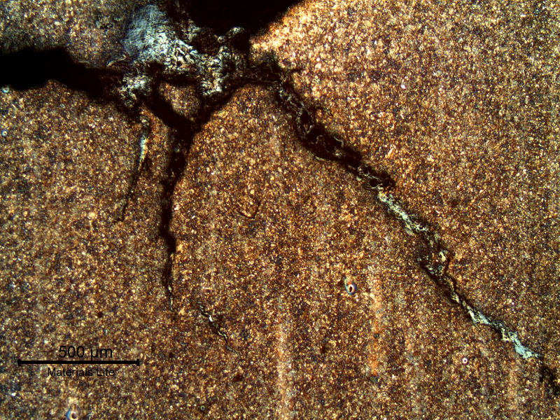 Micrography of a longitudinal section of the bolt, showing the (secondary) cracks, longitudinal, connected to the fracture surface (in the top).