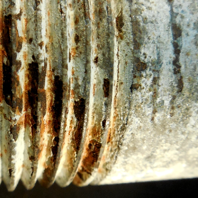 Aspect of the bolt surface with a detail of a secondary crack at the first thread fillet, close to the bolt head.