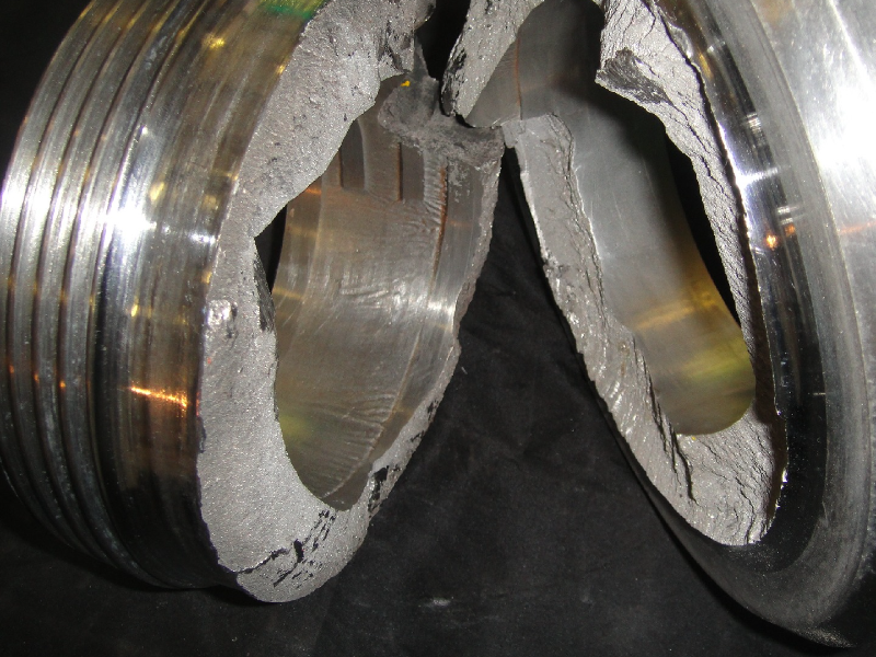 Brittle aspect of the failure of the conector in the male thread. Both sides of the fracture.