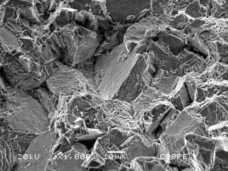 Detail of the fracture surface, predominantly transgranular with secondary cracks of intergranular morphology.