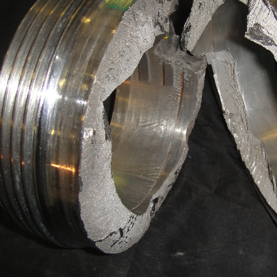 Brittle aspect of the failure of the conector in the male thread. Both sides of the fracture.