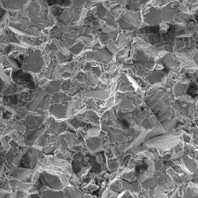 Fractography by SEM, showing intergranular and transgranular fracture micromechanisms.