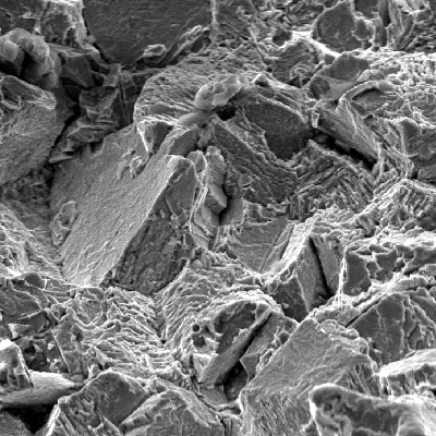 Detail of the fracture surface, predominantly transgranular with secondary cracks of intergranular morphology.
