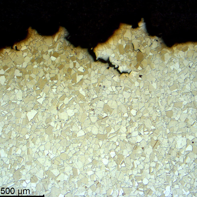 Micrography of the longitudinal section of the conector, at the fracture position, showing secondary cracks from the fracture surface.