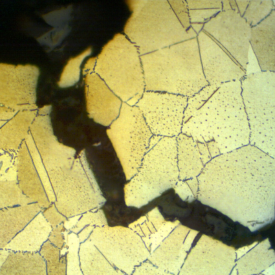 Micrographic detail of a longitudinal section of the connector, at the fracture surface (in the top), showing intergranular secondary cracks. There is a large amount of delta phase precipitated intergranular and intragranluar.