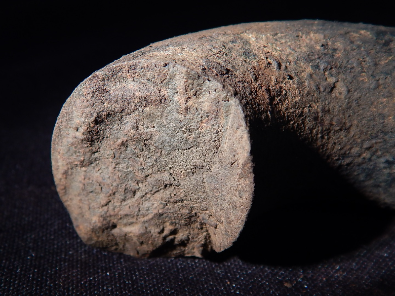 Fracture appearance of the 1 1/4" diameter link. The fracture is flat and presented no evidences of plastic deformation, suggesting a brittle behavior.