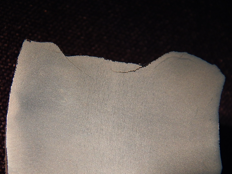 Macrography of the longitudinal section of the broken link, at the fracture surface. There are several secondary cracks, parallel and perpendicular to the link axis.
