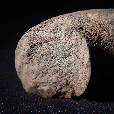 Fracture appearance of the 1 1/4" diameter link. The fracture is flat and presented no evidences of plastic deformation, suggesting a brittle behavior.