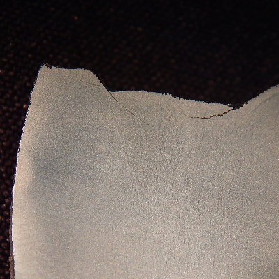 Macrography of the longitudinal section of the broken link, at the fracture surface. There are several secondary cracks, parallel and perpendicular to the link axis.