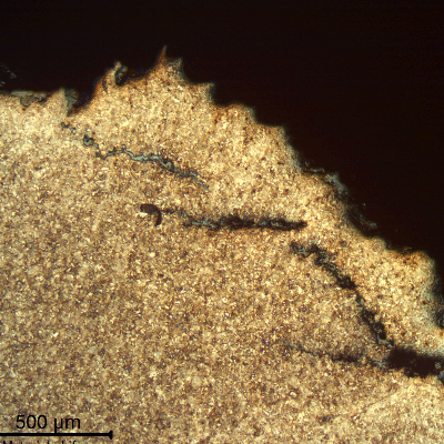 Micrography of the longitudinal section of the link, close to the fracture surface (in the top of the figure). There are secondary cracks parallel to the fracture.