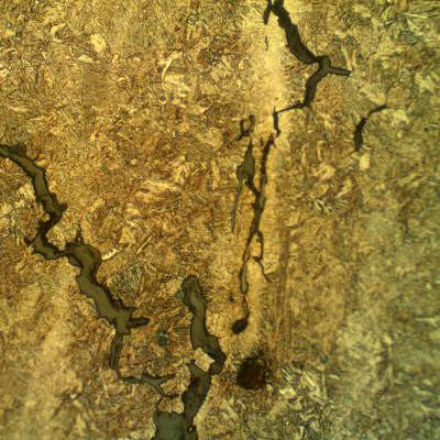 Micrographic detail of the longitudinal section of the link, presenting internal cracks of intergranular morphology, typical of a hydrogen assisted mechanism.
