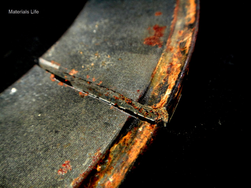 Aspect of the broken disc spring, 1/4" thick, OD 10". The fracture is flat and transverse to the disc.
