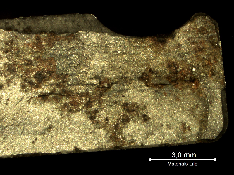 Detail of the fracture starting point, in the bottom of the groove, where there is a pit about 0.5 mm depth.