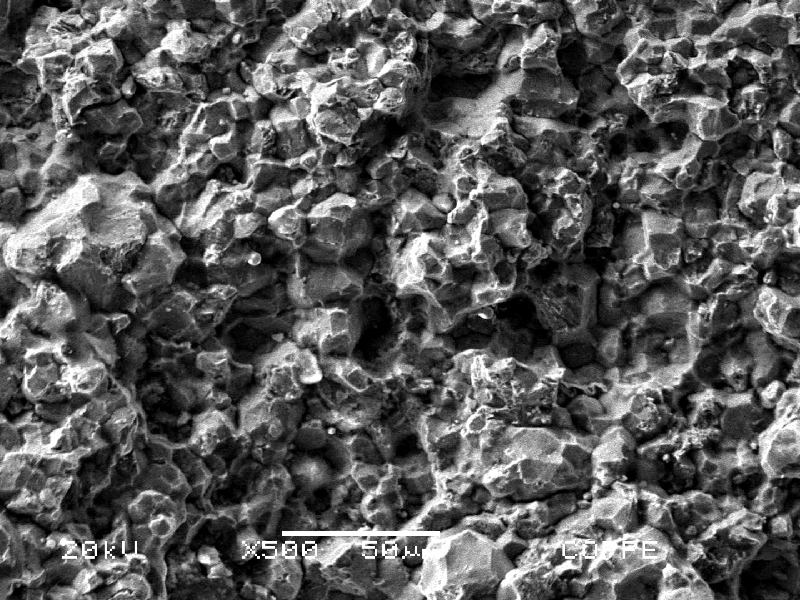 Microscopic detail of the fracture surface in the position where the fracture is intergranular, probably due to the MIC attack creating an embrittled condition of the material.