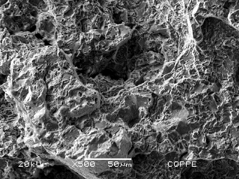 Microscopic detail of the fracture surface where it is transgranular, by quasecleavage.  This aspect is similar to the one expected for this high strenght material without any embrittlement.