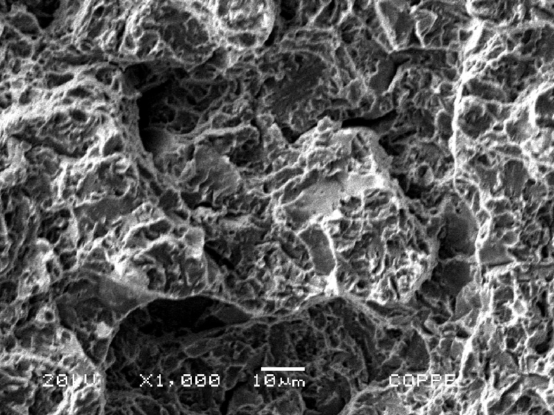 Microscopic detail of the fracture surface where it is transgranular, by quasecleavage.  This aspect is similar to the one expected for this high strenght material without any embrittlement.