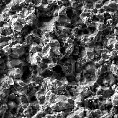 Microscopic detail of the fracture surface in the position where the fracture is intergranular, probably due to the MIC attack creating an embrittled condition of the material.