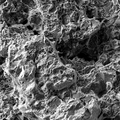 Microscopic detail of the fracture surface where it is transgranular, by quasecleavage.  This aspect is similar to the one expected for this high strenght material without any embrittlement.