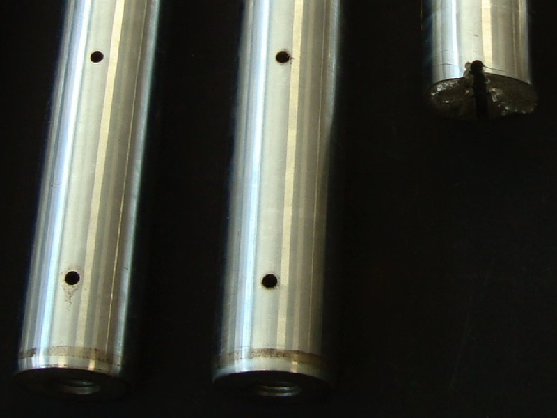 Aspect of three pins that were operating in a hydraulic system. Adjacent to the fracture of the broken pin (the one that is in the right side of the figure) it is possible to see multiple surface craks and detachment of the surface chromium layer.