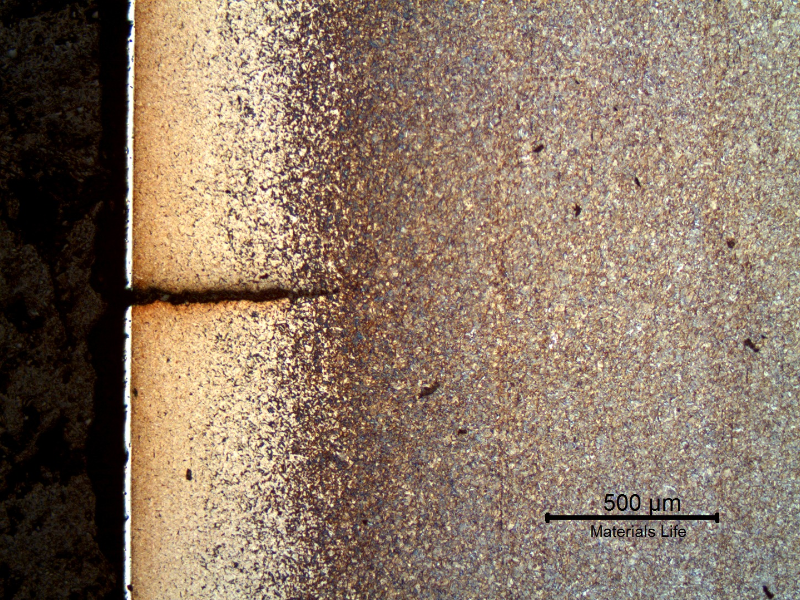 Micrography that presents a secondary cracking (adjacent to the broken surface) propagating 500 microns from the surface, where there is a white layer of hard chromium .