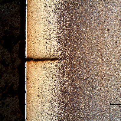 Micrography that presents a secondary cracking (adjacent to the broken surface) propagating 500 microns from the surface, where there is a white layer of hard chromium .
