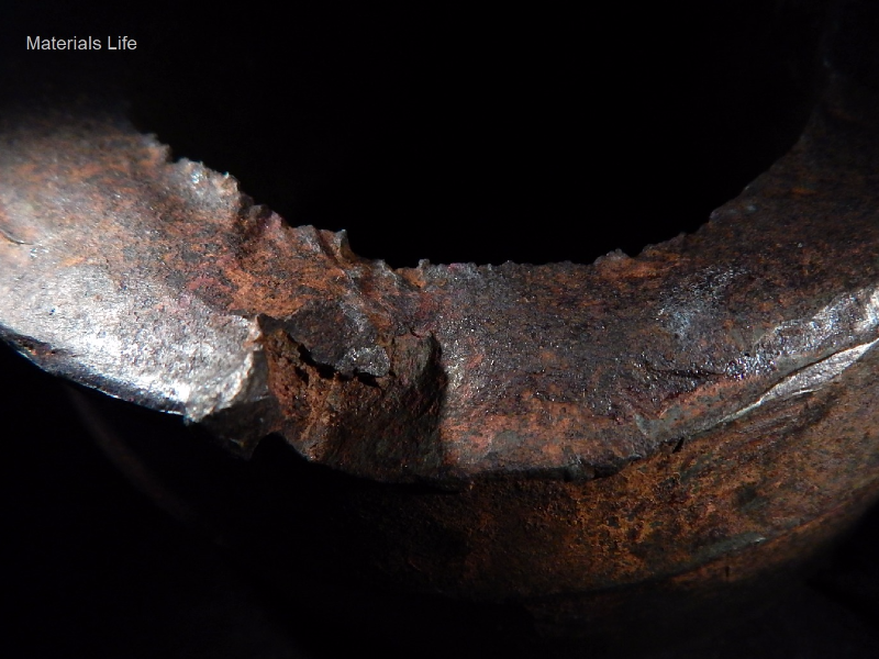 Detail of the fracture surface presenting a fatigue propagation from the outside of the tool.