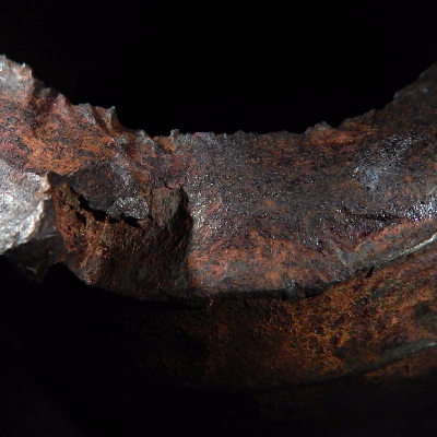 Detail of the fracture surface presenting a fatigue propagation from the outside of the tool.