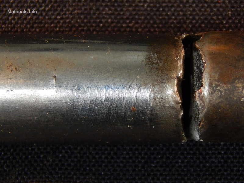 Aspect of the pin surface, presenting multiple cracks, paralel to the fracture position.