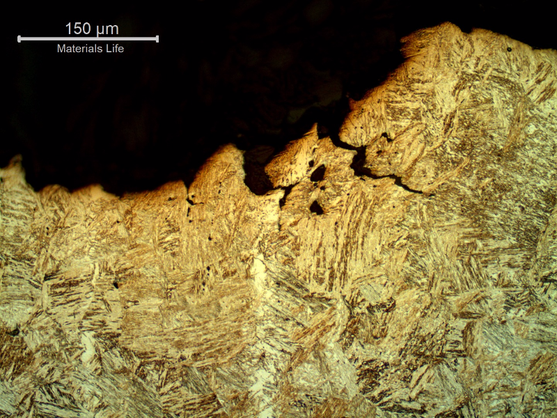Micrography of the pin in a longitudinal section, transverse to the fracture surface, at the ductile final fracture, presenting microvoids connecting with plastic deformation of the structure.