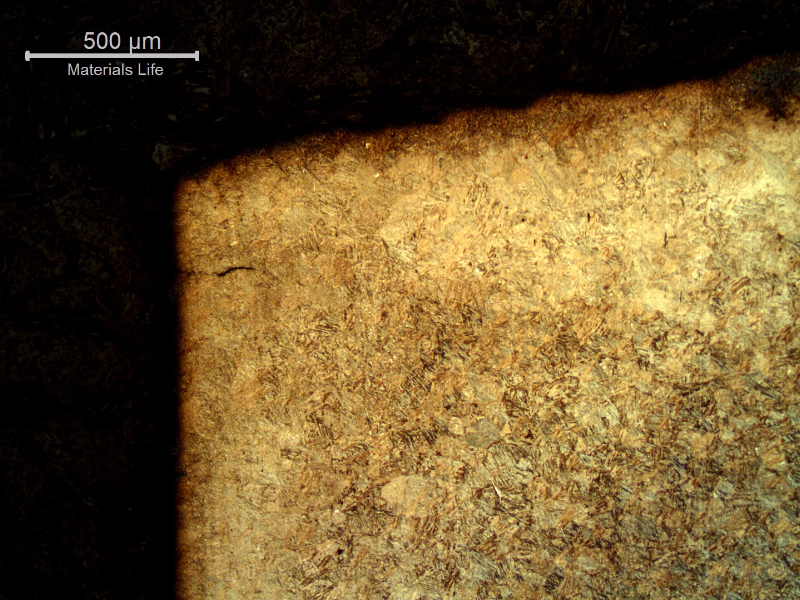 Micrography of the pin in a longitudinal section, transverse to the fracture surface, close to the point of cracking iniciation, presenting a flat propagation and a secondary crack, paralel to the fracture surface.