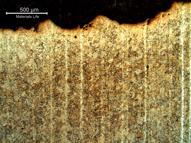 Micrography of the pin in a longitudinal section, transverse to the fracture surface, at the ductile final fracture, presenting a rough propagation.
