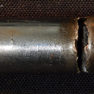 Aspect of the pin surface, presenting multiple cracks, paralel to the fracture position.