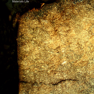 Micrography of the pin in a longitudinal section, transverse to the fracture surface, close to the point of cracking iniciation, presenting a flat propagation and a secondary crack, paralel to the fracture surface.