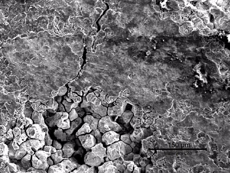 The scanning electron microscopy image of the internal surface of the tube in position 2 shows a localized  corrosion region with intergranular morphology, as well a crack from the corroded region.
