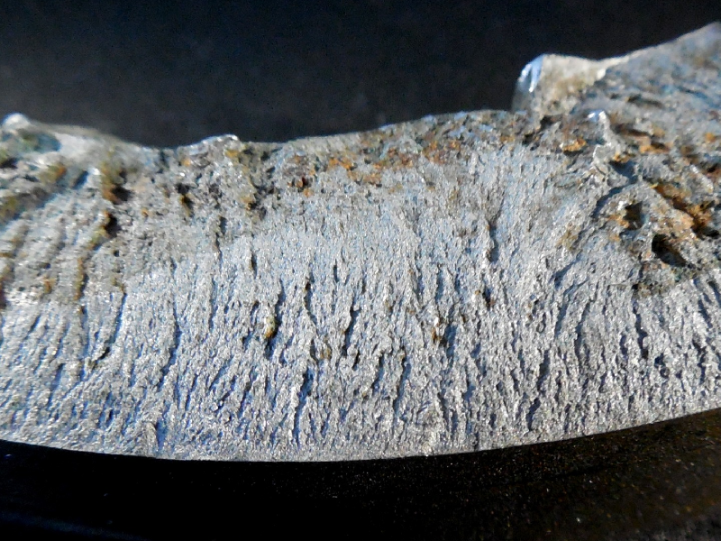 Detail of the flat fracture surface of the pin, after disassembling from the TJ box. ID in the top and OD in the bottom of the figure. Radial marks are clear in the fracture surface.