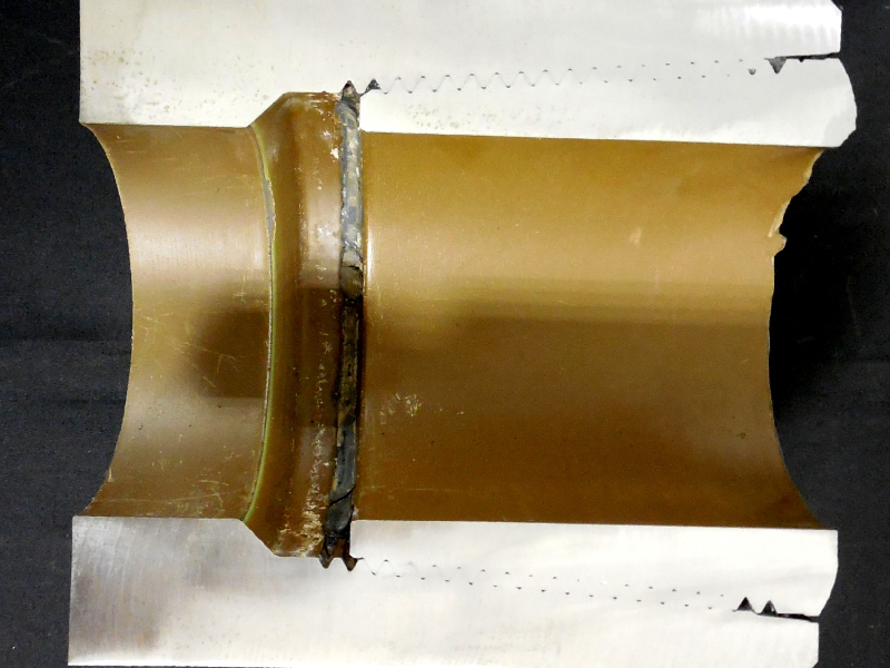 Macrography of the longitudinal section of the tool joint, assembled. The pin is still  attached to the box end of the other drill pipe in the column, showing that the pin fractured in the region of external diameter transition (right side of the figure), where the box was probably touching the pin shoulder. Interesting to note that the inner diameter still presents a sound coating.