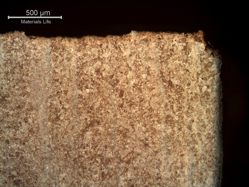 Micrography of the pin longitudinal section (transverse to the fracture), in low magnification, close to the external surface of the pin (right side of the figure). The fracture (in the top of the figure) is flat, also evidencing no plastic deformation.