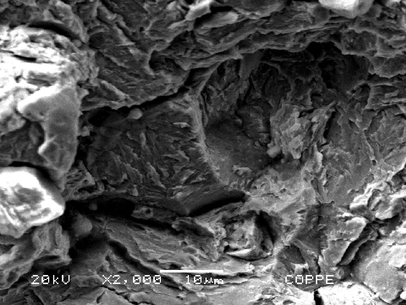 Fractographic analysis of the pin detailing a region of predominantly quasecleavage fracture micromechanism, associated to a macroscopic flat fracture surface.